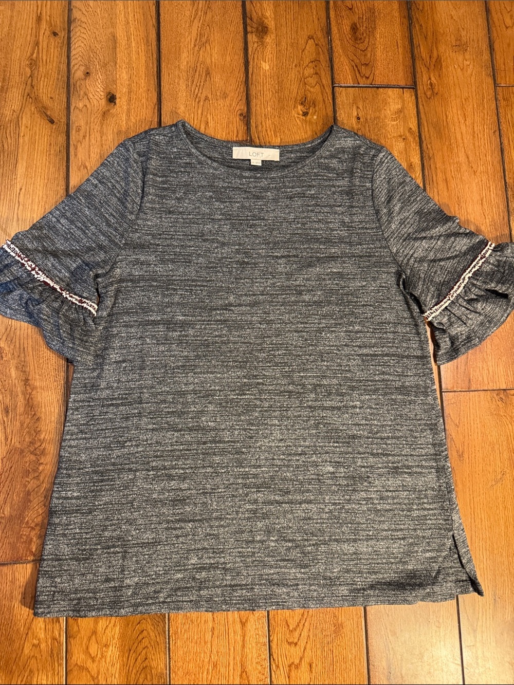 LOFT Heathered Charcoal Ruffle Sleeve Tee sz. S
